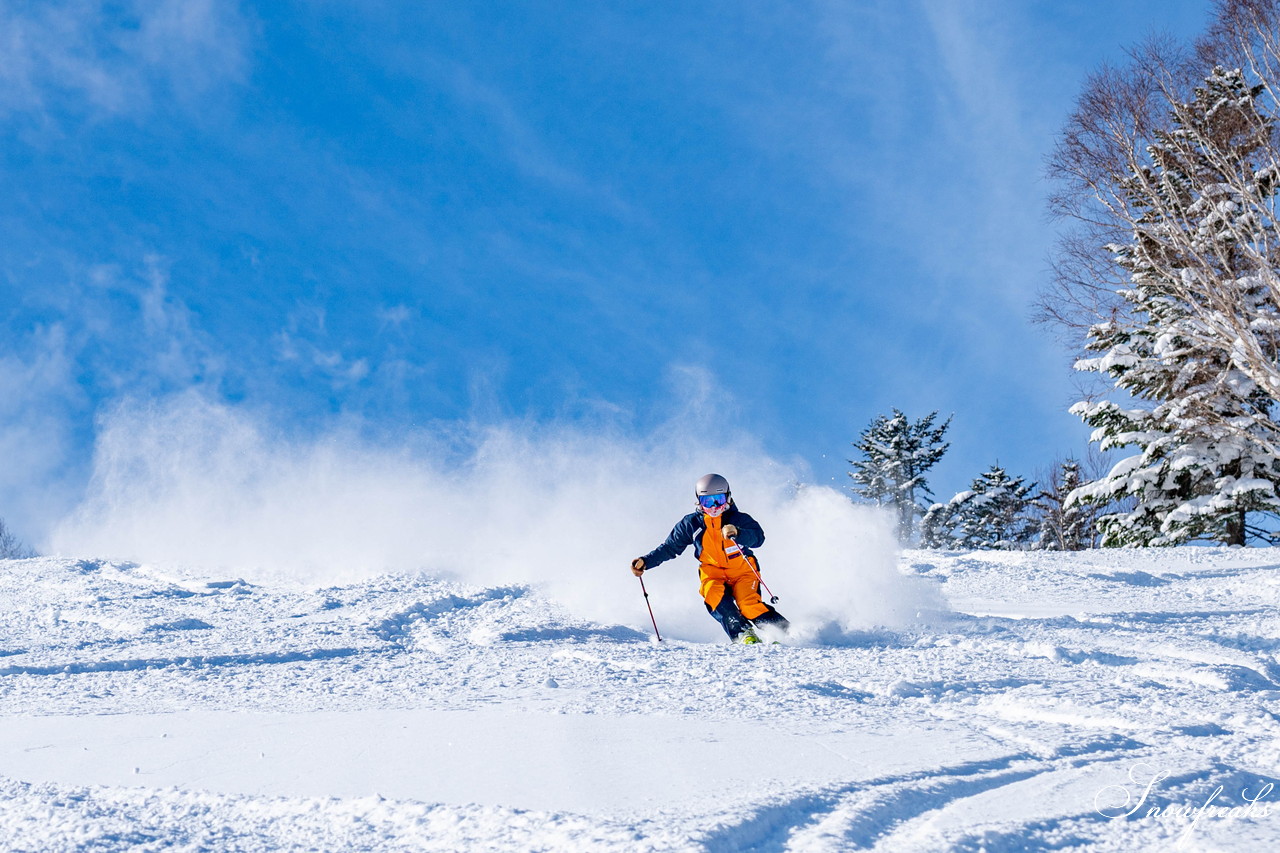 朝里川温泉スキー場　祝・積雪200cm到達。ふわふわのパウダースノーが降り積もったゲレンデを舞台に、女性スキーヤーチーム『TeamKP』成澤栞さんと秋山穂香さんが美しい滑りを披露！